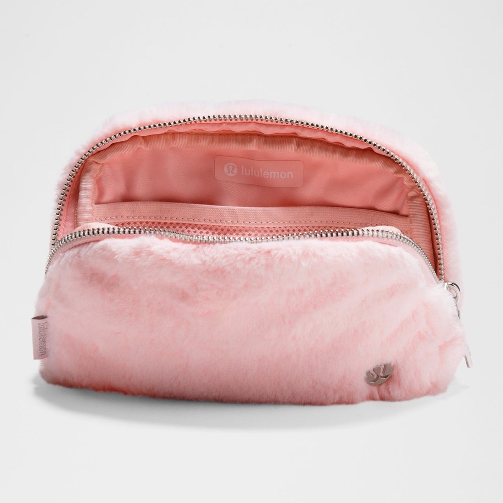 Lululemon Everywhere Belt Bag 1L
Plush Fleece *NWT - Picture 2 of 8